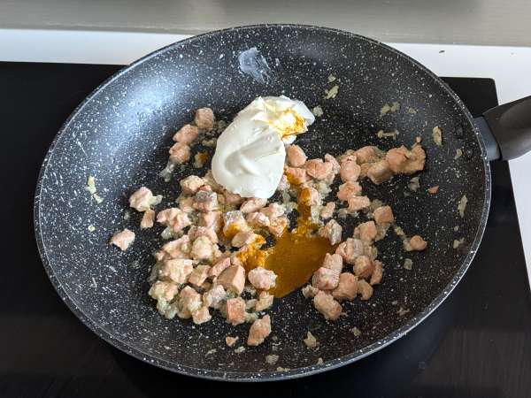 Pâtes paccheri et leur sauce crémeuse au saumon et safran - Préparation etape 6
