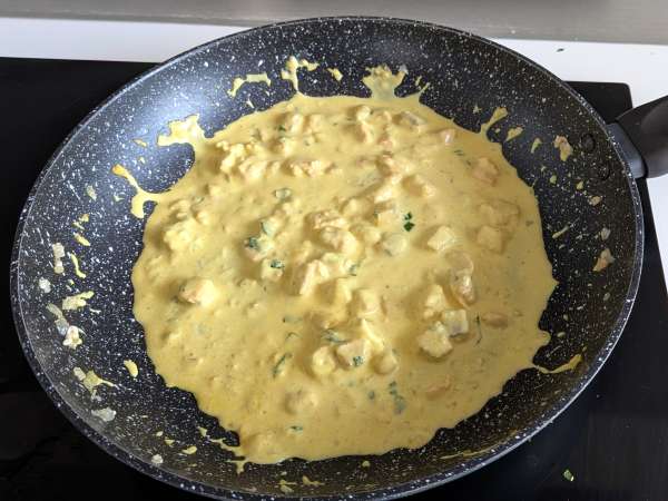 Pâtes paccheri et leur sauce crémeuse au saumon et safran - Préparation etape 7
