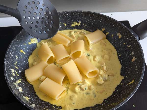 Pâtes paccheri et leur sauce crémeuse au saumon et safran - Préparation etape 8