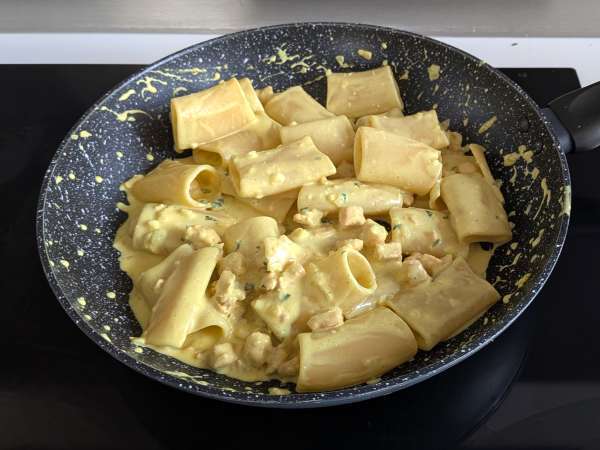 Pâtes paccheri et leur sauce crémeuse au saumon et safran - Préparation etape 9