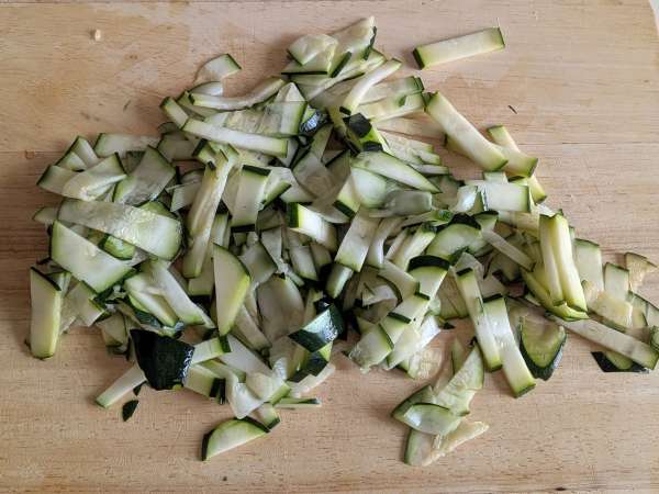Pâtes crémeuses aux courgettes, tomates cerises, fromage frais et citron - Préparation etape 1