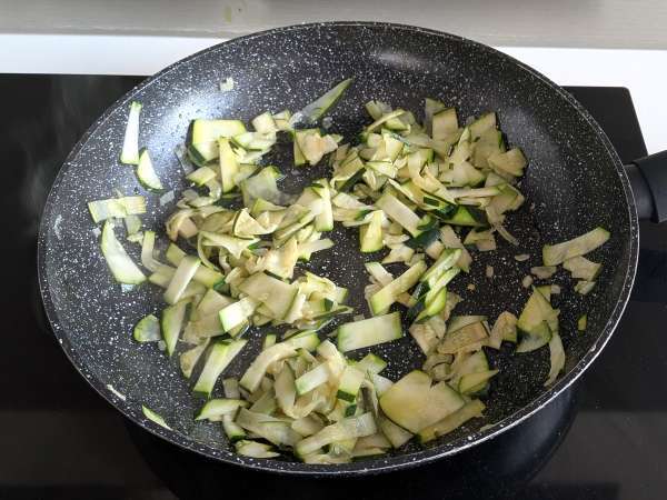 Pâtes crémeuses aux courgettes, tomates cerises, fromage frais et citron - Préparation etape 2