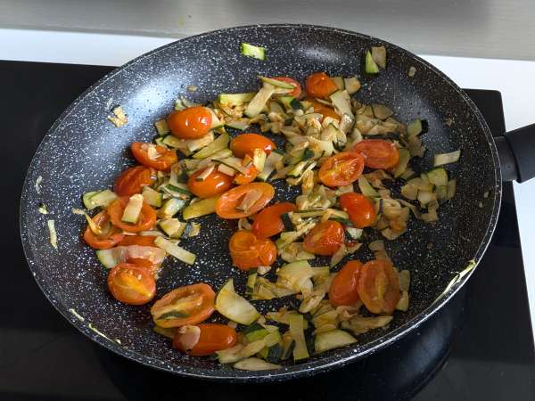 Pâtes crémeuses aux courgettes, tomates cerises, fromage frais et citron - Préparation etape 3