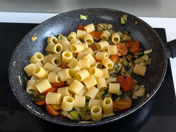 Pâtes crémeuses aux courgettes, tomates cerises, fromage frais et citron - Préparation etape 5