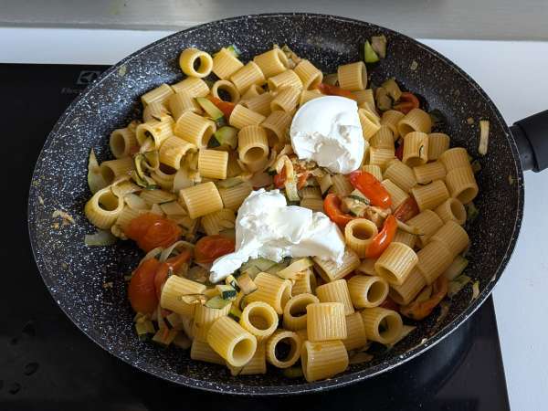 Pâtes crémeuses aux courgettes, tomates cerises, fromage frais et citron - Préparation etape 6