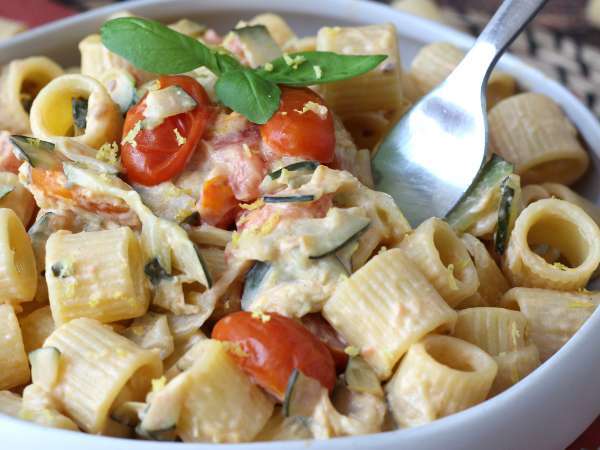 Pâtes crémeuses aux courgettes, tomates cerises, fromage frais et citron - Préparation etape 8