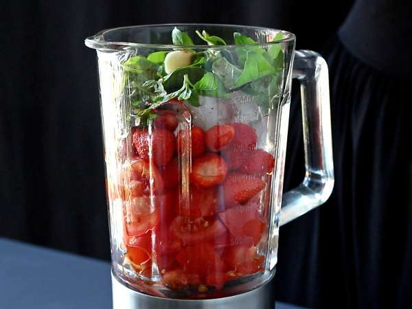 Gaspacho aux fraises et tomates : l’entrée fraîche et originale de l’été - Préparation etape 1