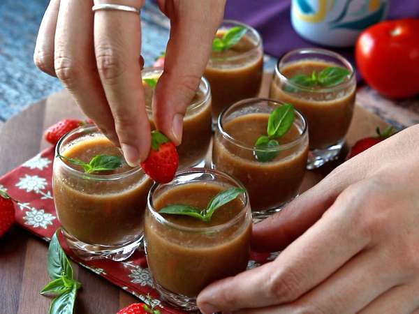 Gaspacho aux fraises et tomates : l’entrée fraîche et originale de l’été - Préparation etape 4