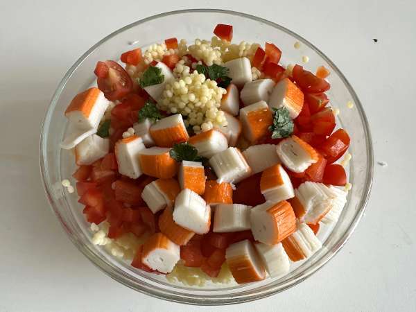Salade de couscous perlé au surimi : fraîche, facile et parfaite pour l’été - Préparation etape 4