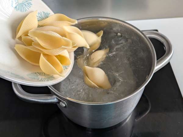 Conchiglioni farcis froids à la stracciatella : la recette fraîche et chic de l’été - Préparation etape 3