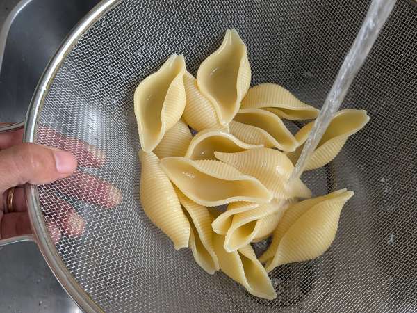 Conchiglioni farcis froids à la stracciatella : la recette fraîche et chic de l’été - Préparation etape 4