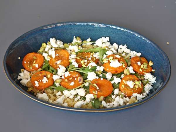 Salade de couscous perlé, abricots rôtis, feta et roquette - Préparation etape 6