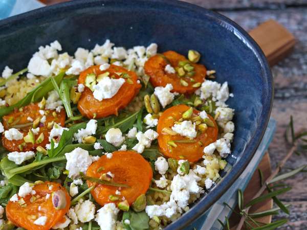 Salade de couscous perlé, abricots rôtis, feta et roquette - Préparation etape 7