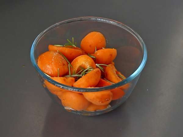 Tiramisu aux abricots rôtis : le dessert fruité et fondant parfait pour l’été - Préparation etape 1