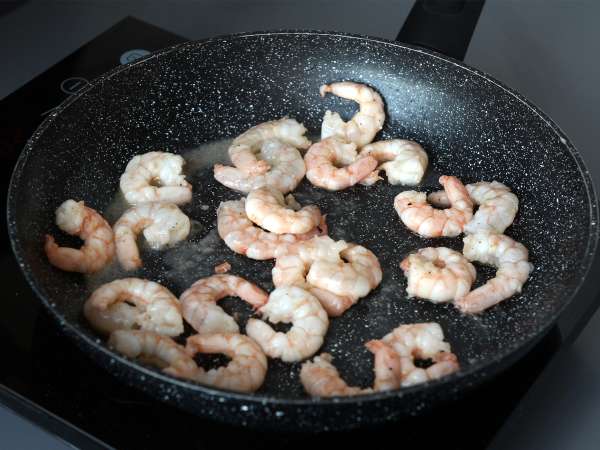 Pâtes orzo aux tomates et crevettes cuites comme un risotto - Préparation etape 1
