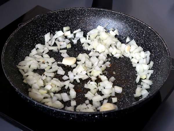 Pâtes orzo aux tomates et crevettes cuites comme un risotto - Préparation etape 2