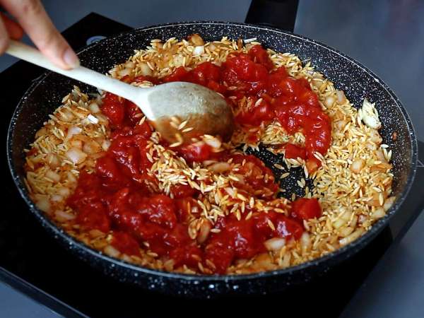 Pâtes orzo aux tomates et crevettes cuites comme un risotto - Préparation etape 4