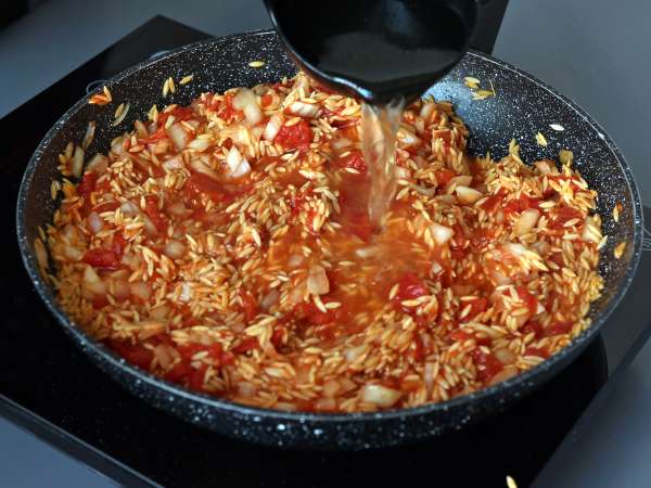 Pâtes orzo aux tomates et crevettes cuites comme un risotto - Préparation etape 5