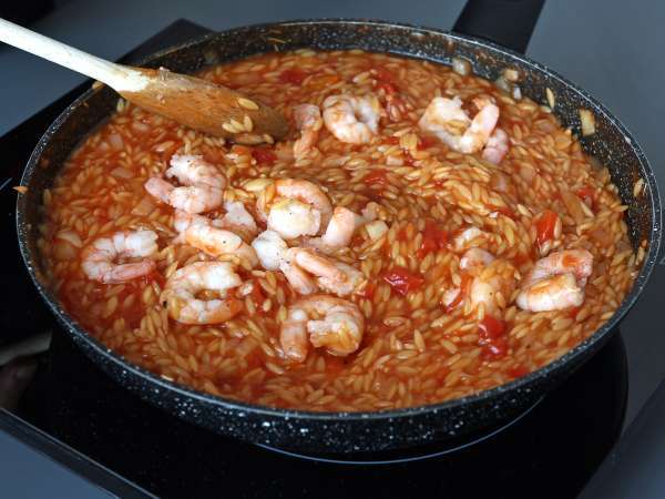 Pâtes orzo aux tomates et crevettes cuites comme un risotto - Préparation etape 6