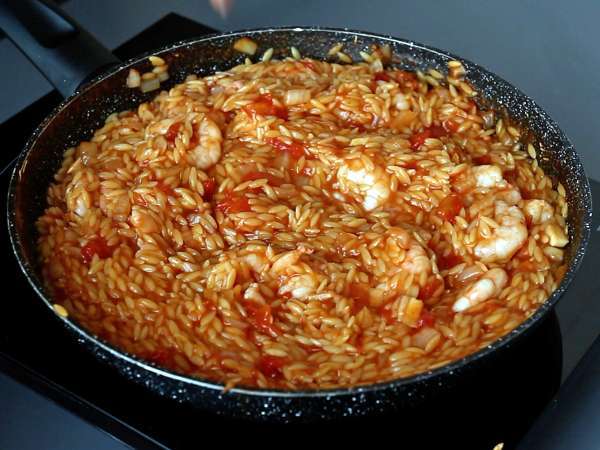 Pâtes orzo aux tomates et crevettes cuites comme un risotto - Préparation etape 7