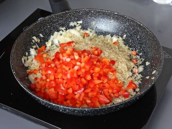 One pot au poulet, riz à la tomate et au poivron - Préparation etape 4