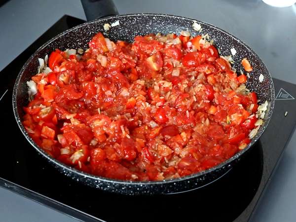 One pot au poulet, riz à la tomate et au poivron - Préparation etape 5