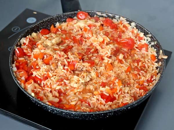 One pot au poulet, riz à la tomate et au poivron - Préparation etape 9