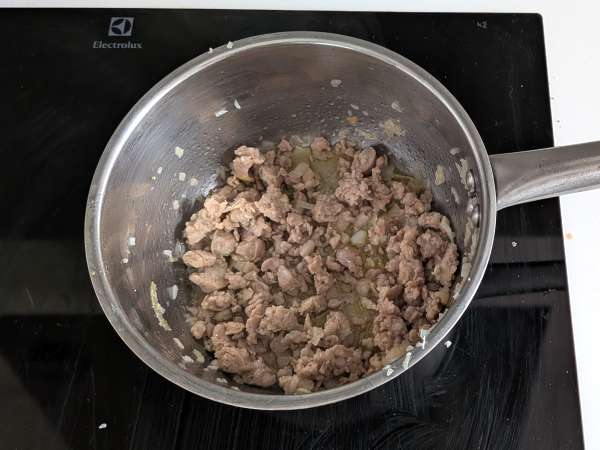 Timbale de rigatoni au four à la saucisse, à la béchamel et à la mozzarella - Préparation etape 1