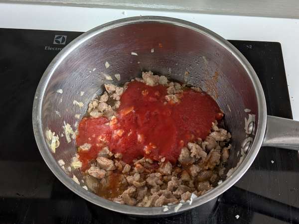 Timbale de rigatoni au four à la saucisse, à la béchamel et à la mozzarella - Préparation etape 2