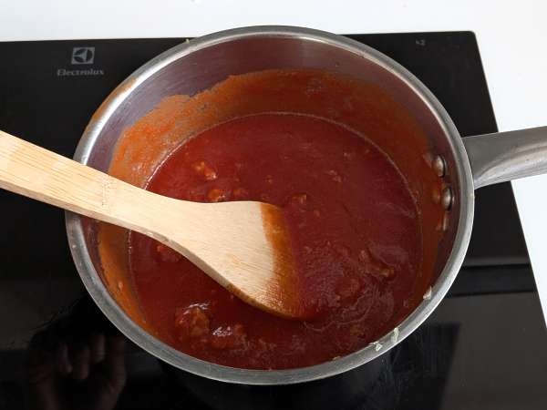 Timbale de rigatoni au four à la saucisse, à la béchamel et à la mozzarella - Préparation etape 3