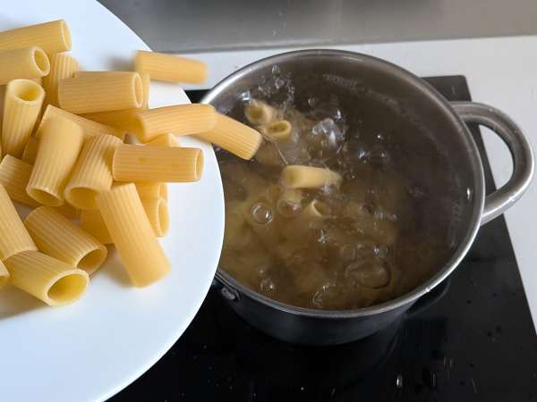 Timbale de rigatoni au four à la saucisse, à la béchamel et à la mozzarella - Préparation etape 6