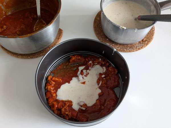 Timbale de rigatoni au four à la saucisse, à la béchamel et à la mozzarella - Préparation etape 7