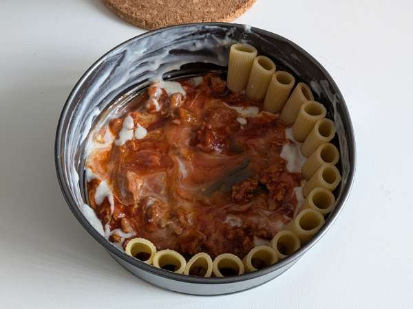 Timbale de rigatoni au four à la saucisse, à la béchamel et à la mozzarella - Préparation etape 8