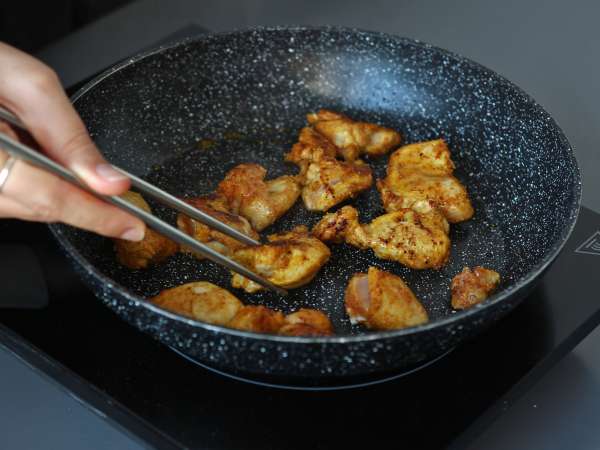 Nouilles udon au poulet avec une sauce curry thaï onctueuse - Préparation etape 2