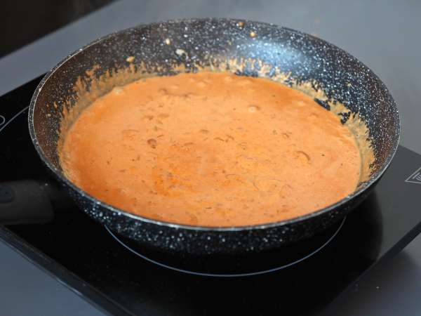 Nouilles udon au poulet avec une sauce curry thaï onctueuse - Préparation etape 4