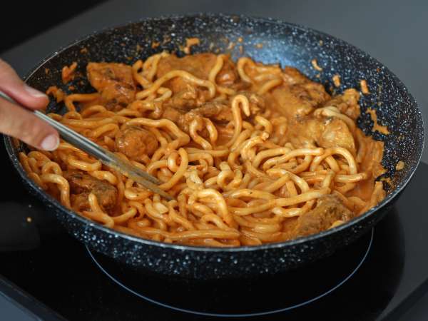 Nouilles udon au poulet avec une sauce curry thaï onctueuse - Préparation etape 5