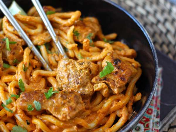 Nouilles udon au poulet avec une sauce curry thaï onctueuse - Préparation etape 6