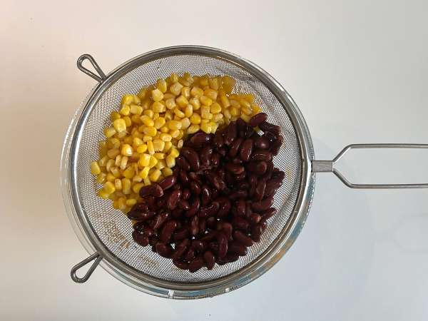Salade protéinée de quinoa aux haricots rouges et maïs - Préparation etape 3