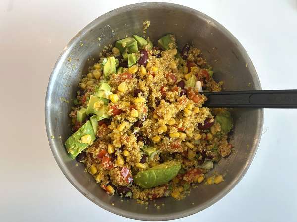 Salade protéinée de quinoa aux haricots rouges et maïs - Préparation etape 7