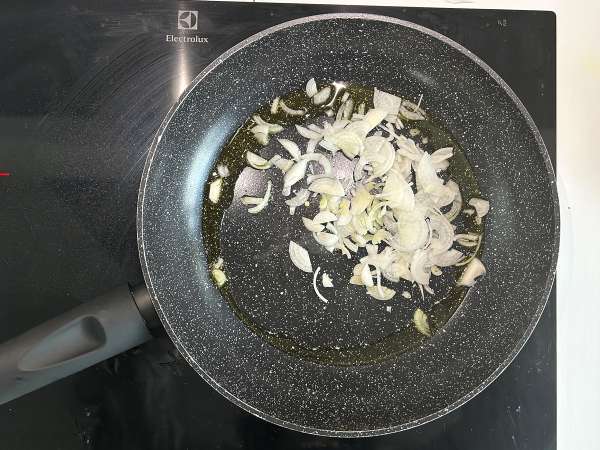 Haricots rouges mijotés à la tomate et feta rôtie - Préparation etape 1