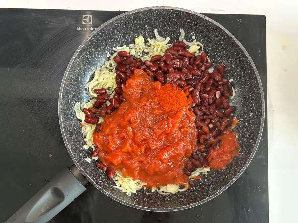 Haricots rouges mijotés à la tomate et feta rôtie - Préparation etape 2