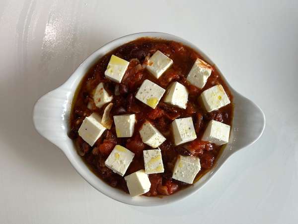 Haricots rouges mijotés à la tomate et feta rôtie - Préparation etape 3