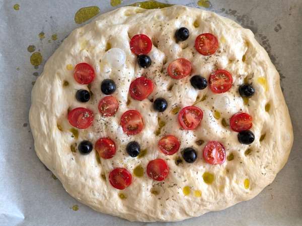 Focaccia moelleuse aux tomates cerises, aux olives et à l'origan - Préparation etape 11