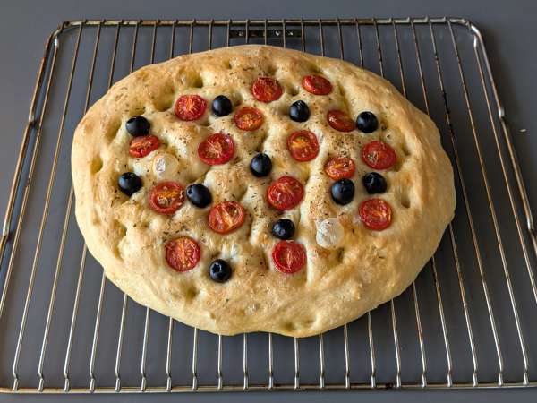 Focaccia moelleuse aux tomates cerises, aux olives et à l'origan - Préparation etape 13
