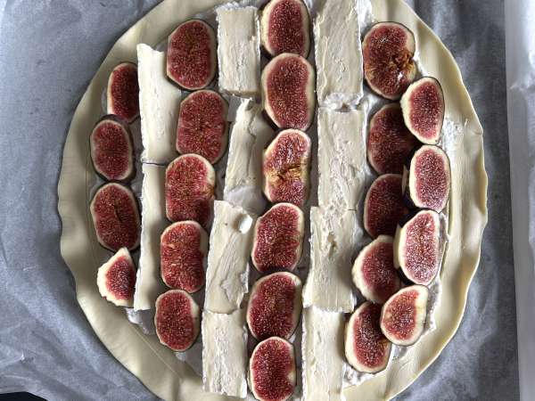 Tarte fine aux figues, brie et noix - Préparation etape 6