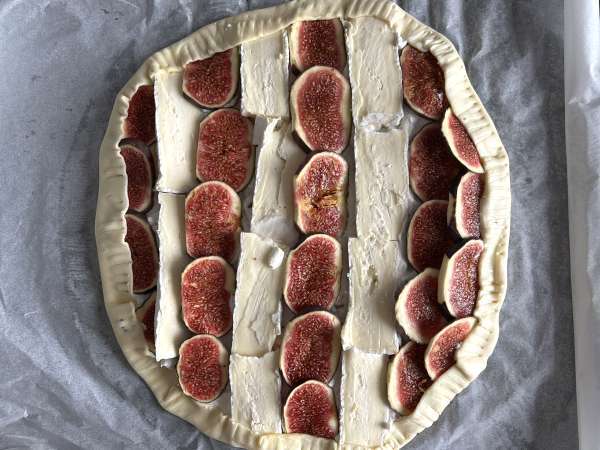 Tarte fine aux figues, brie et noix - Préparation etape 7