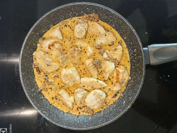 Marry Me Chicken Pasta : pâtes crémeuses au poulet, tomates séchées et parmesan - Préparation etape 9