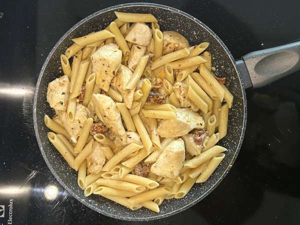 Marry Me Chicken Pasta : pâtes crémeuses au poulet, tomates séchées et parmesan - Préparation etape 10