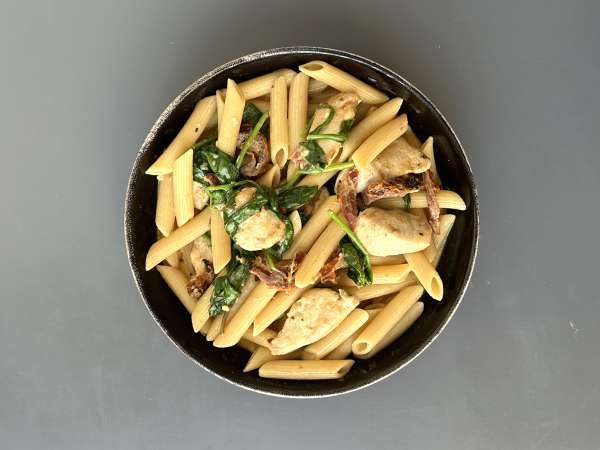 Marry Me Chicken Pasta : pâtes crémeuses au poulet, tomates séchées et parmesan - Préparation etape 12