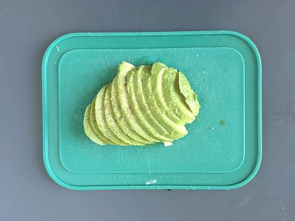 Toast avocat et cottage cheese au miel épicé - Préparation etape 2